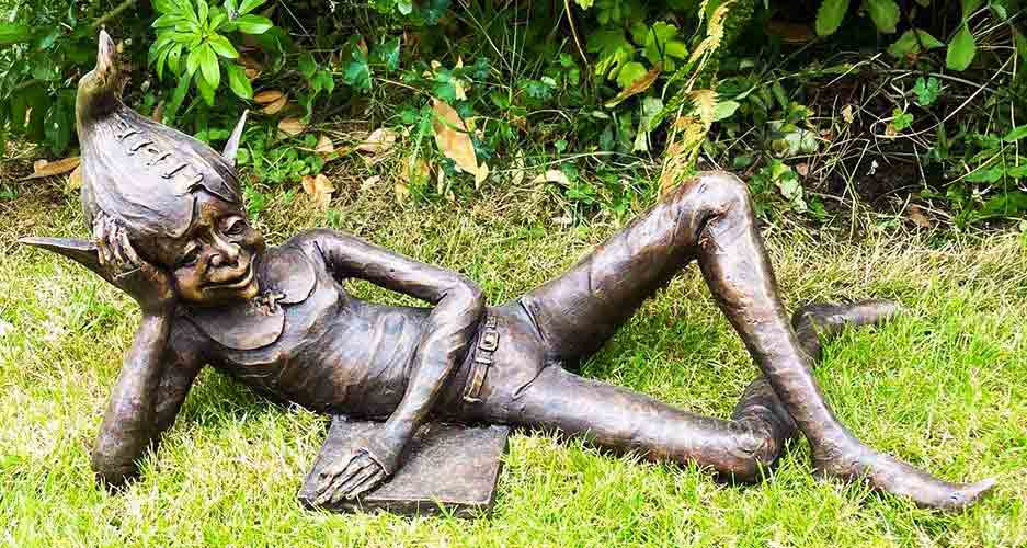 Bronze Elf : Fergal : Reading a Book-1 : Escar