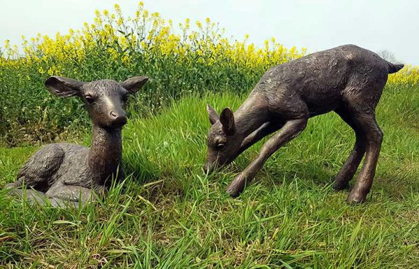 Bronze White-tailed Fawn Grazing : Escar UK Bronze