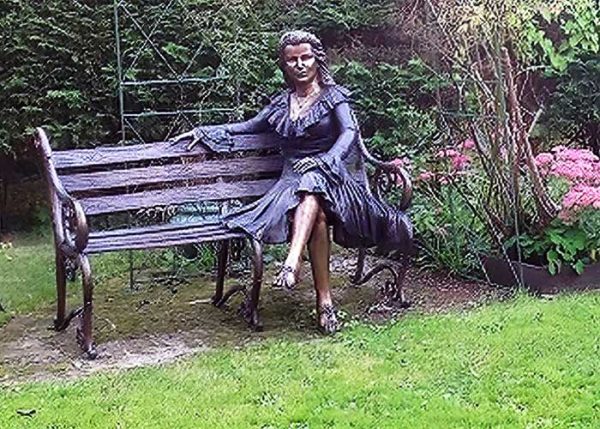 Bronze Figure : Lady Anne on a Bench-4 : Escar UK Bronze