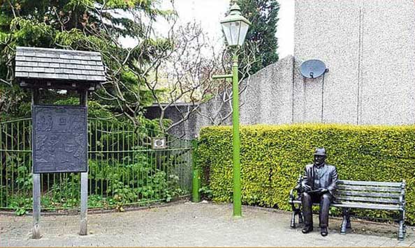 Bronze Commissioned Statue : L S Lowry : Sketching the Mottram Crown Pole