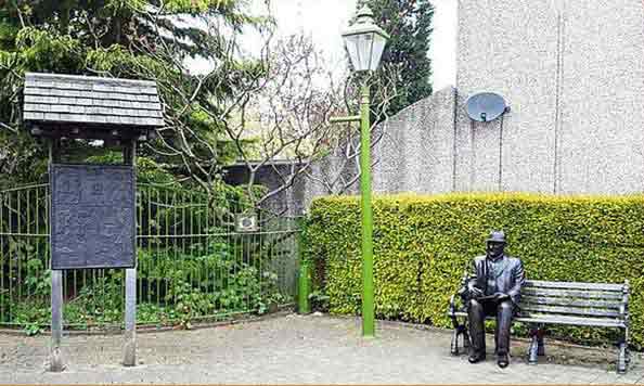 Bronze-Commissioned Statue : L S Lowry : Sketching the Mottram Crown Pole : Escar UK Bronze